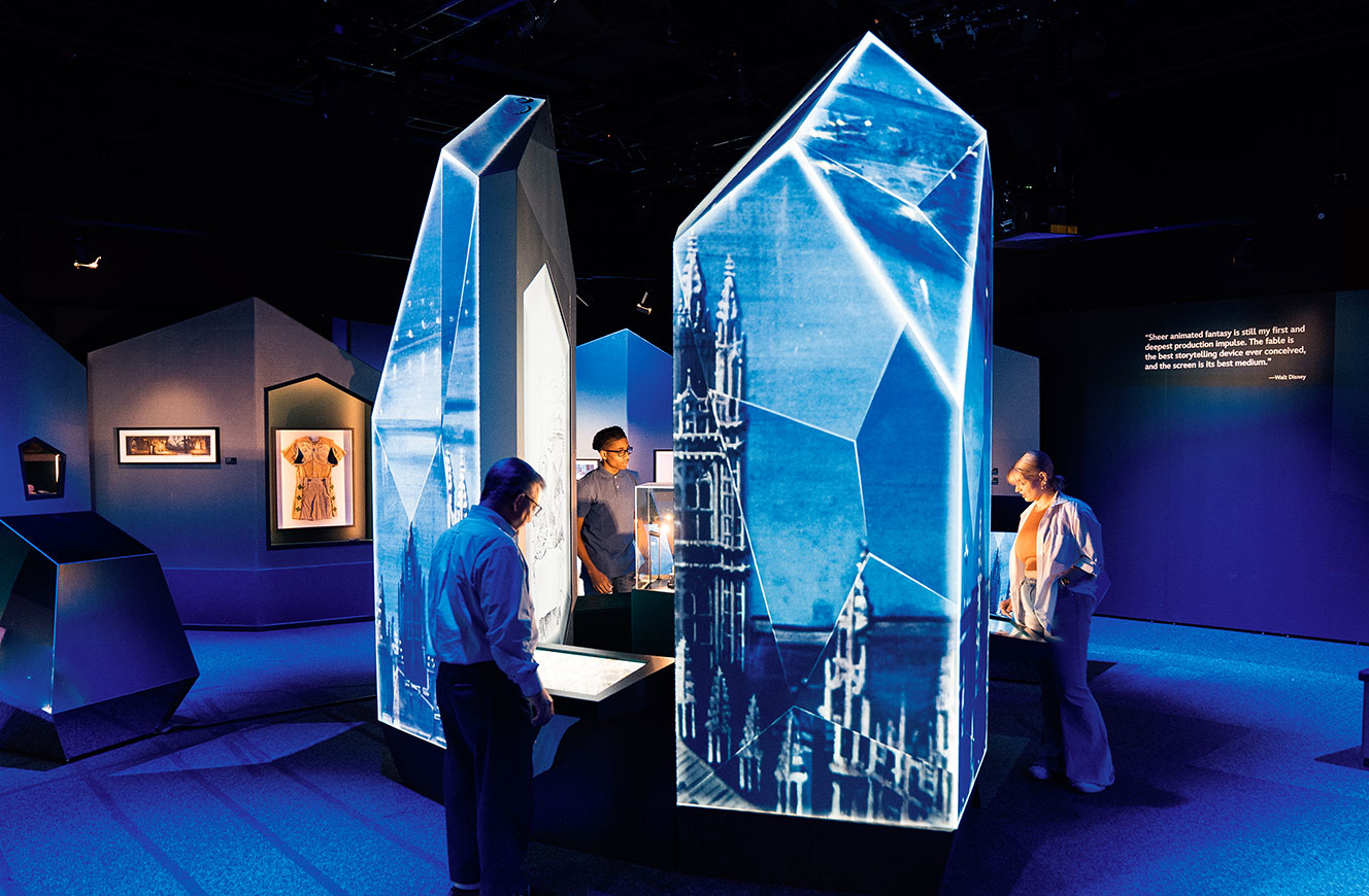 Mediale Skulptur mit integrierten Medientischen im Raum ‚Sources of Inspiration‘ der Disney 100 Ausstellung – entwickelt von cocurio zur Visualisierung von Disneys Inspirationsquellen