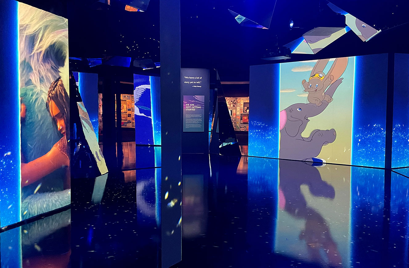 Großformatige Medieninstallation mit Projektionen ikonischer Disney-Szenen aus ‚Dumbo‘ und ‚Vaiana‘ – multimediale Ausstellungsgestaltung und Content-Konzept von cocurio
