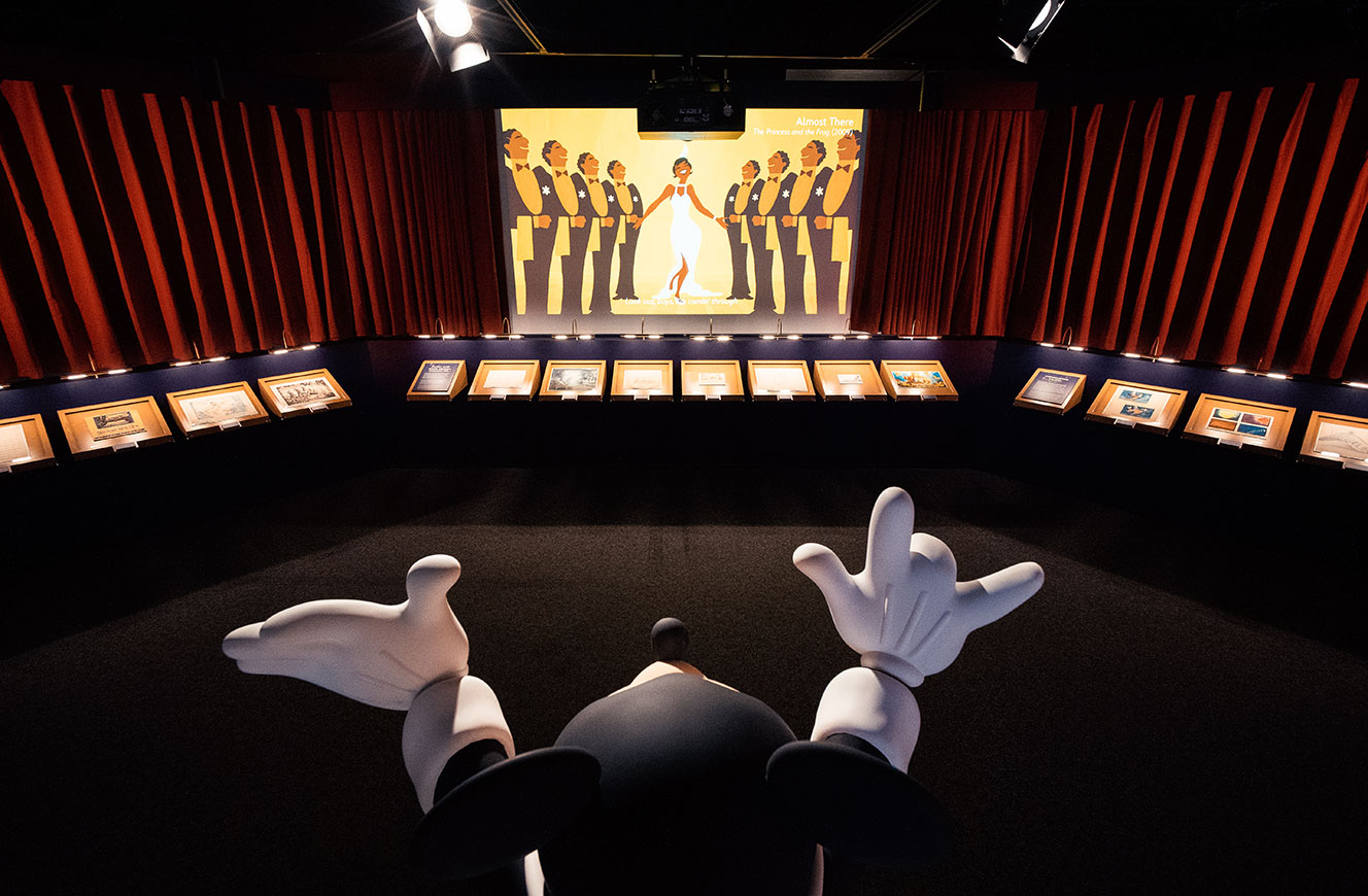 Großformatige Projektion mit musikalischen Szenen aus Disney-Filmen wie Fantasia und König der Löwen – entwickelt von cocurio für die Disney 100 Ausstellung