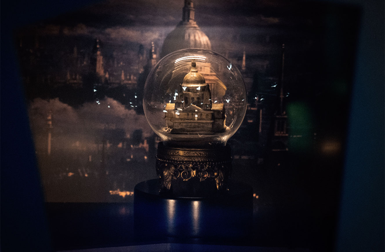 Schneekugel mit St. Paul’s Cathedral aus Mary Poppins, überlagert von projizierten weiße Tauben mittels Pepper’s-Ghost-Effekt – Teil der Disney 100 Ausstellung im Raum ‚Sources of Inspiration‘, Medieninszenierung von cocurio