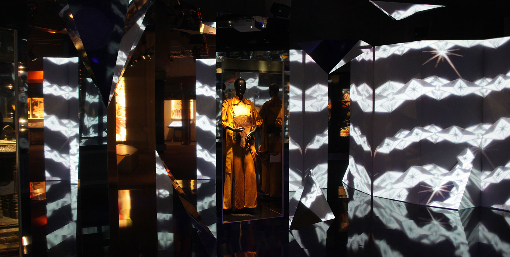 Spiegelinstallation mit Projektionen und beleuchteter Vitrine mit dem Kostüm von Doctor Strange – Marvel: Universe of Super Heroes