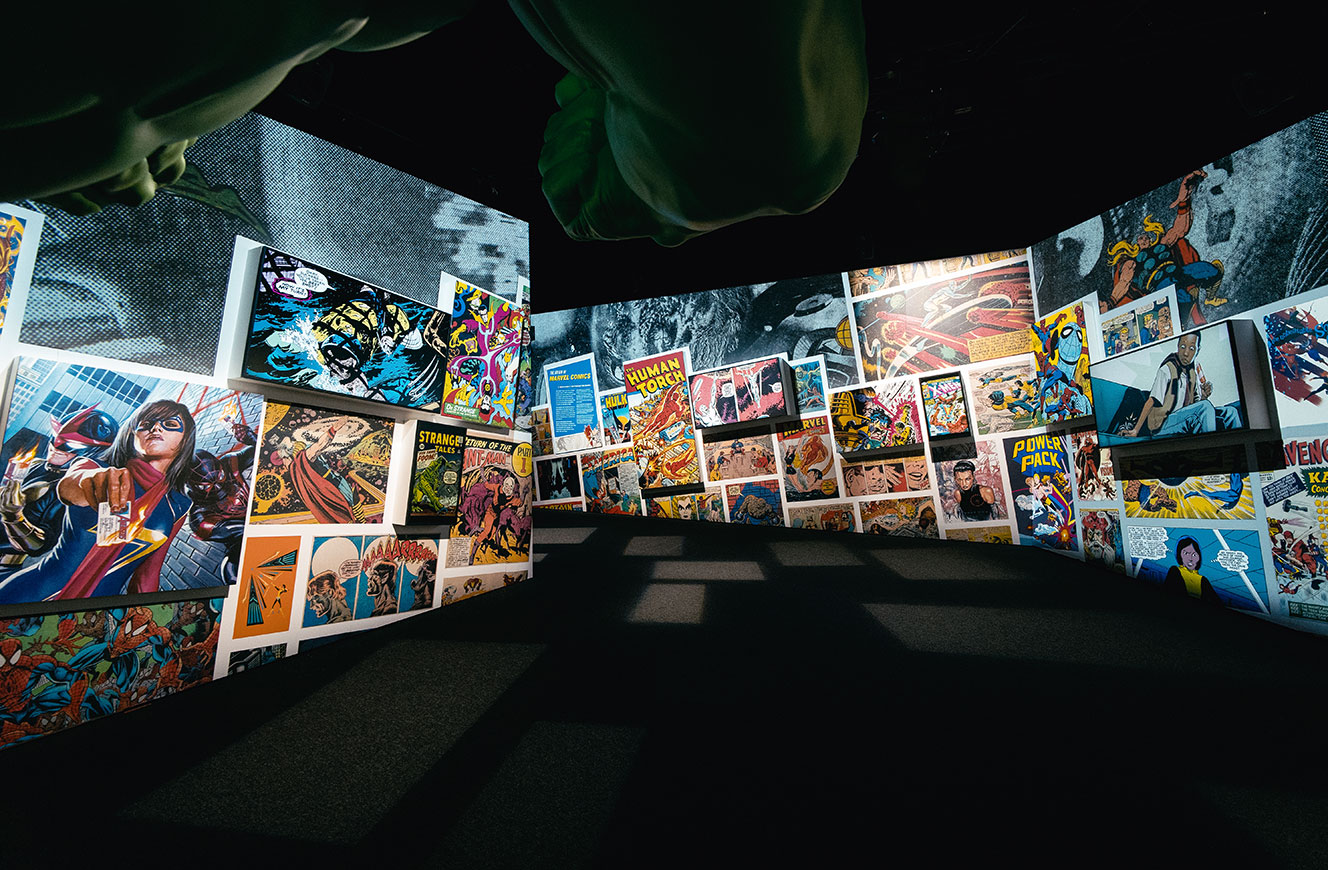 Rauminstallation im Intro-Bereich der Marvel-Ausstellung mit großformatigen Screens und animierten Marvel-Szenen – Medienkonzept und Umsetzung von cocurio