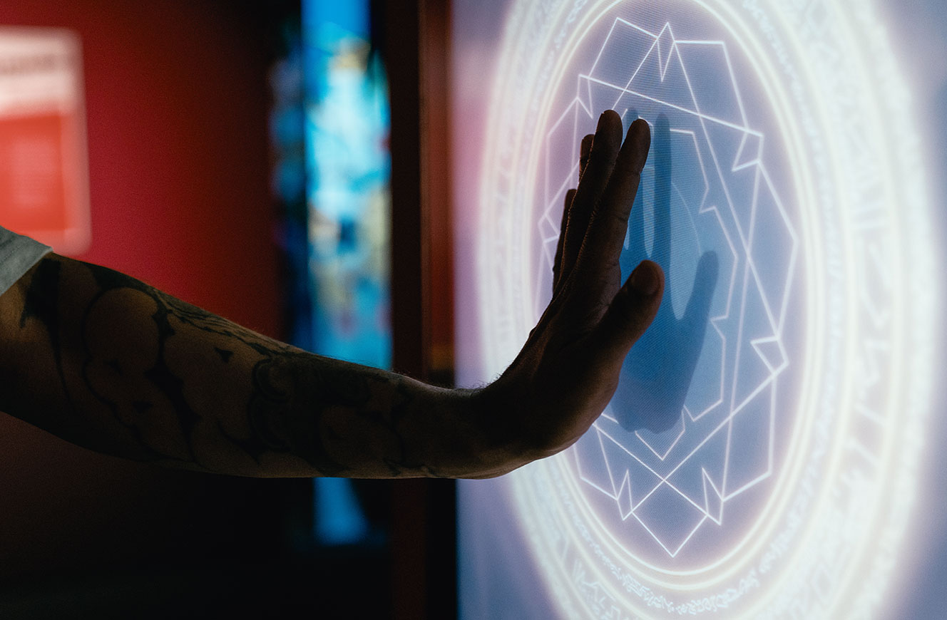Interaktive Touch-Medienstation aus der Marvel-Ausstellung – futuristische Benutzeroberfläche gestaltet von cocurio
