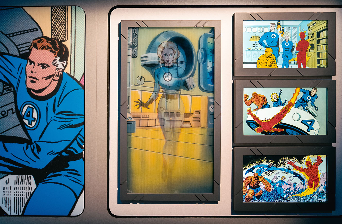 Darstellung der Fantastic Four mit zentralem Motiv von Invisible Woman und drei animierten Screens mit Marvel-Comic-Szenen – Medienausstellung gestaltet von cocurio