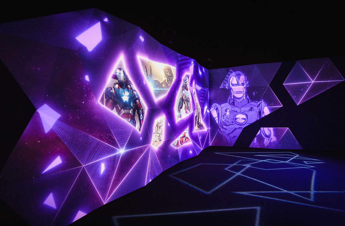 Großflächige Projektion in polygonaler Raumarchitektur mit animierten Marvel-Figuren – Teil der von cocurio gestalteten immersiven Intro-Szene der Ausstellung.