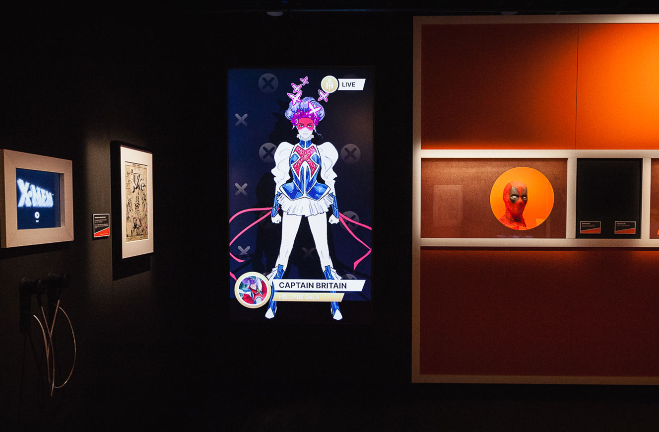 Medienstation mit animierter Darstellung von Captain Britain aus dem Hellfire Gala-Event – Teil der Marvel-Ausstellung, Umsetzung des Screens und der Videotechnik durch cocurio