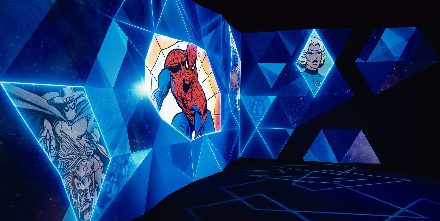 Geometrisch gestaltete Wandprojektion mit Spider-Man und anderen Marvel-Charakteren in der Marvel-Ausstellung – immersive Medieninszenierung von cocurio