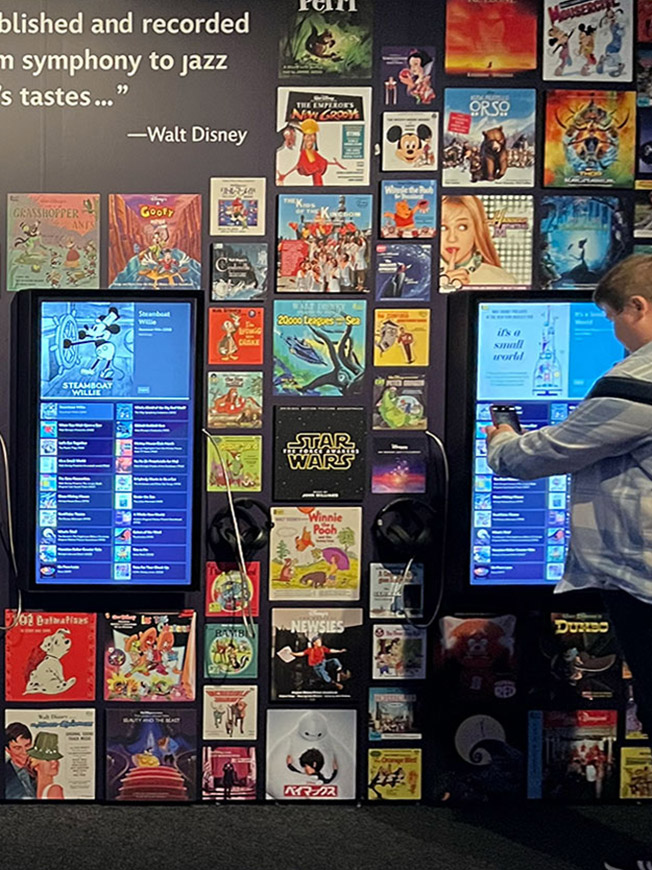 Interaktive Jukebox-Installation mit Touchscreen zur Auswahl ikonischer Disney-Songs – gestaltet von cocurio für die Disney 100 Ausstellung im Bereich Musik und Erinnerung