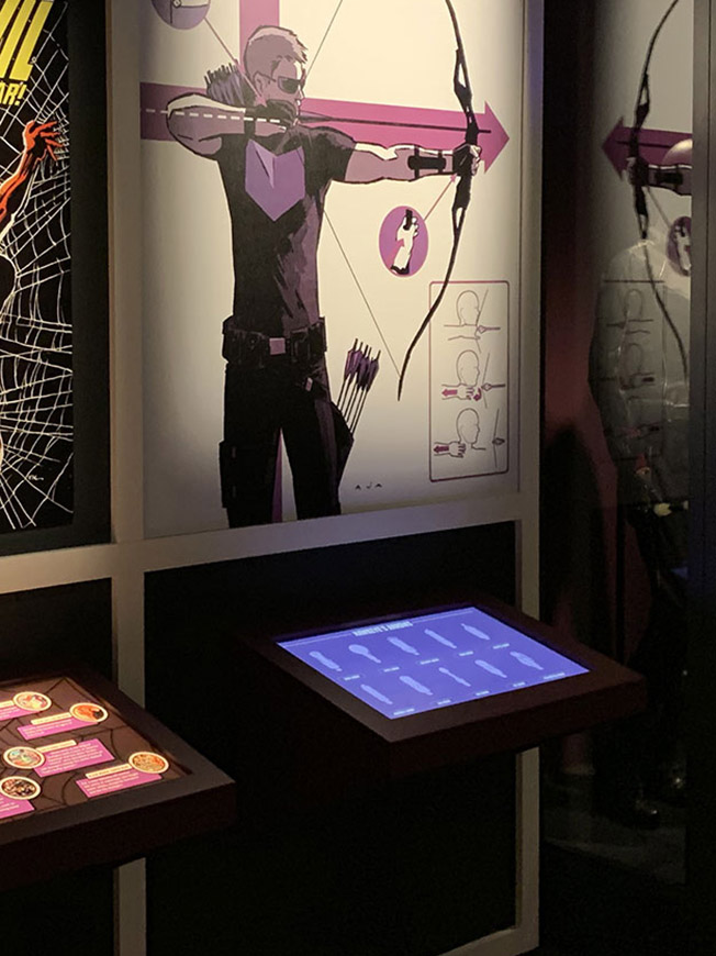Medienstation zu Hawkeye mit großformatiger Comicgrafik und beleuchtetem Touchscreen – Marvel: Universe of Super Heroes