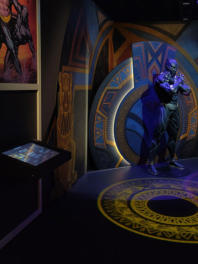 Black-Panther-Szene der Marvel-Ausstellung mit interaktivem Medientisch von cocurio – neben einer zentralen Figur und aufwendig gestalteter Kulisse
